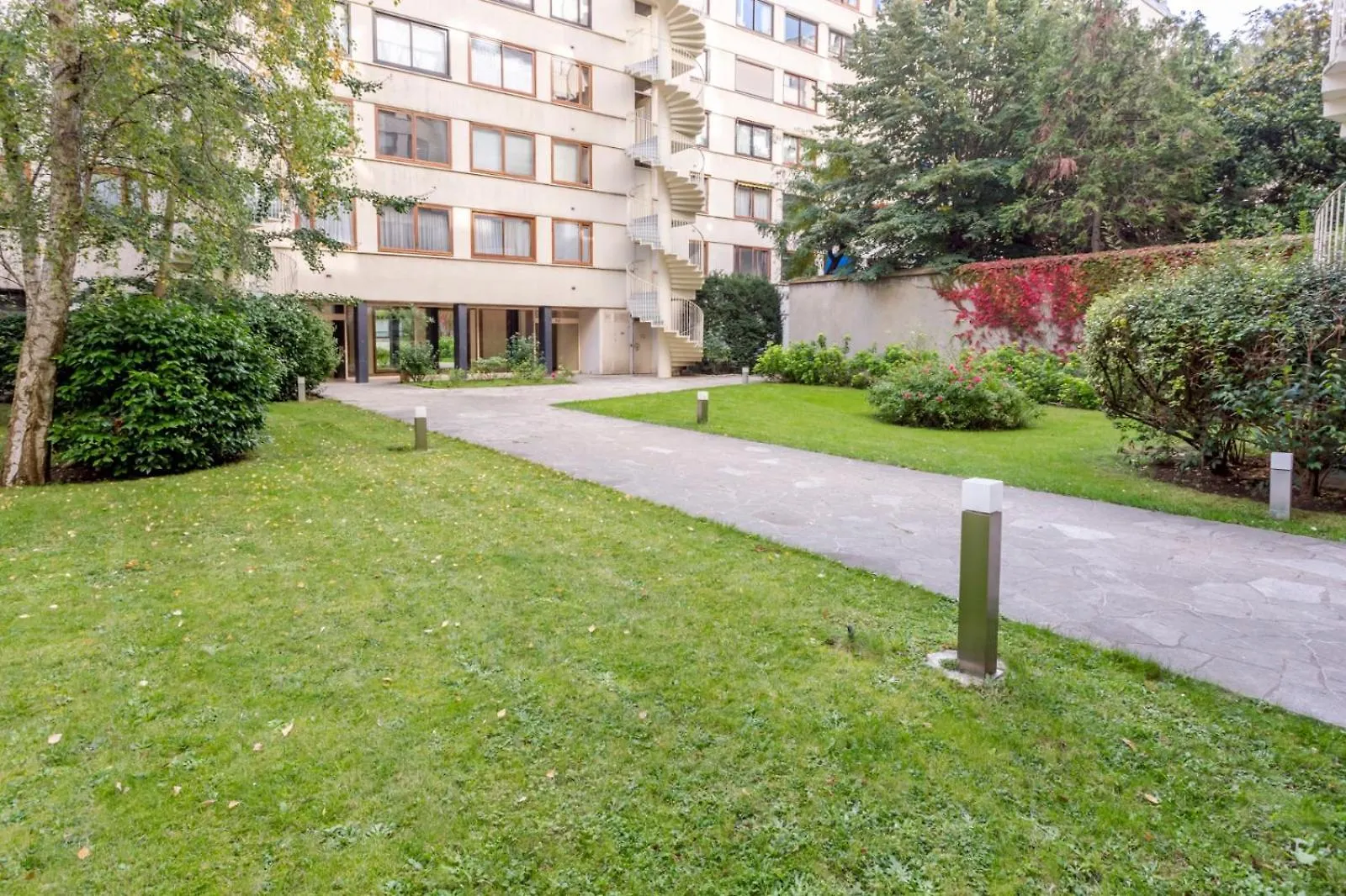 Calme Dans La Verdure Paris 16E